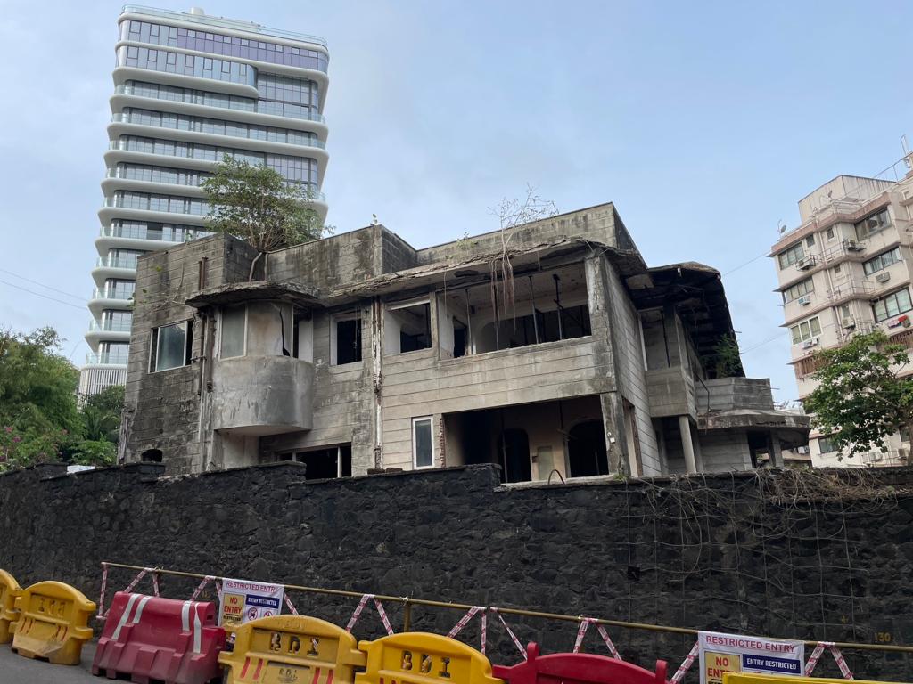 VishalBhargava5's tweet photo. Godrej begins demolition of bungalow at India's most expensive location: Carmichael Road. They acquired the 0.5 acre land for a stunning ₹300 crore. An exclusive boutique development coming up. Will have neighbors like BMC Commissioner, BPT Chairman, RBI Governor
PC: @mrjain https://t.co/mEUyJUfjWS