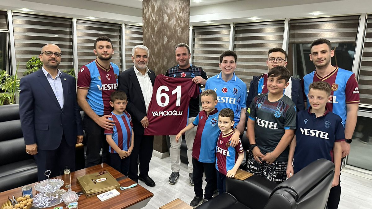 Biz Trabzon'u zaten çok seviyorduk.

Trabzonlu hemşehrilerimiz de HÜDA PAR'ı tanıdıkça çok sevdi, bağrına bastı.

3 Mayıs'ta bir grup tahammülsüz Trabzon'daki standımıza saldırdığında da aynı şeyi söylüyorduk, bugün de aynı noktadayız.

Biz birbirimizi çok seviyoruz. 😊