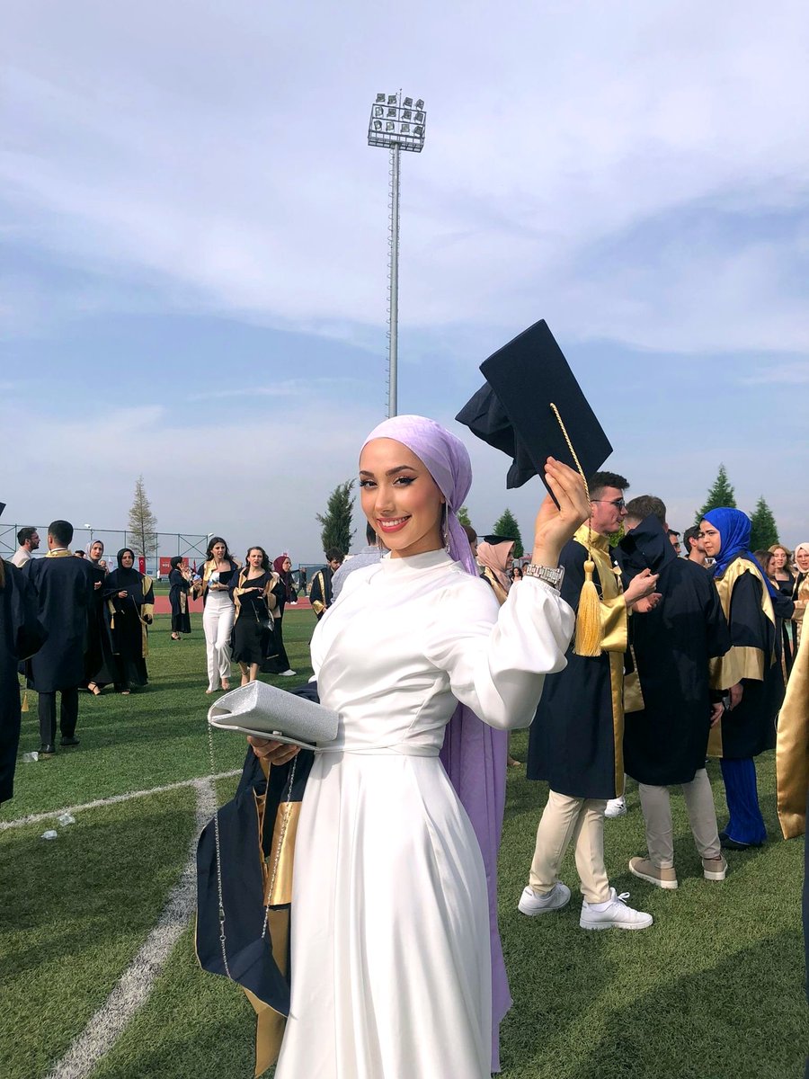 Tam dört yıl geçti ve ben mezun oldum. Zaman şaka gibiydi...