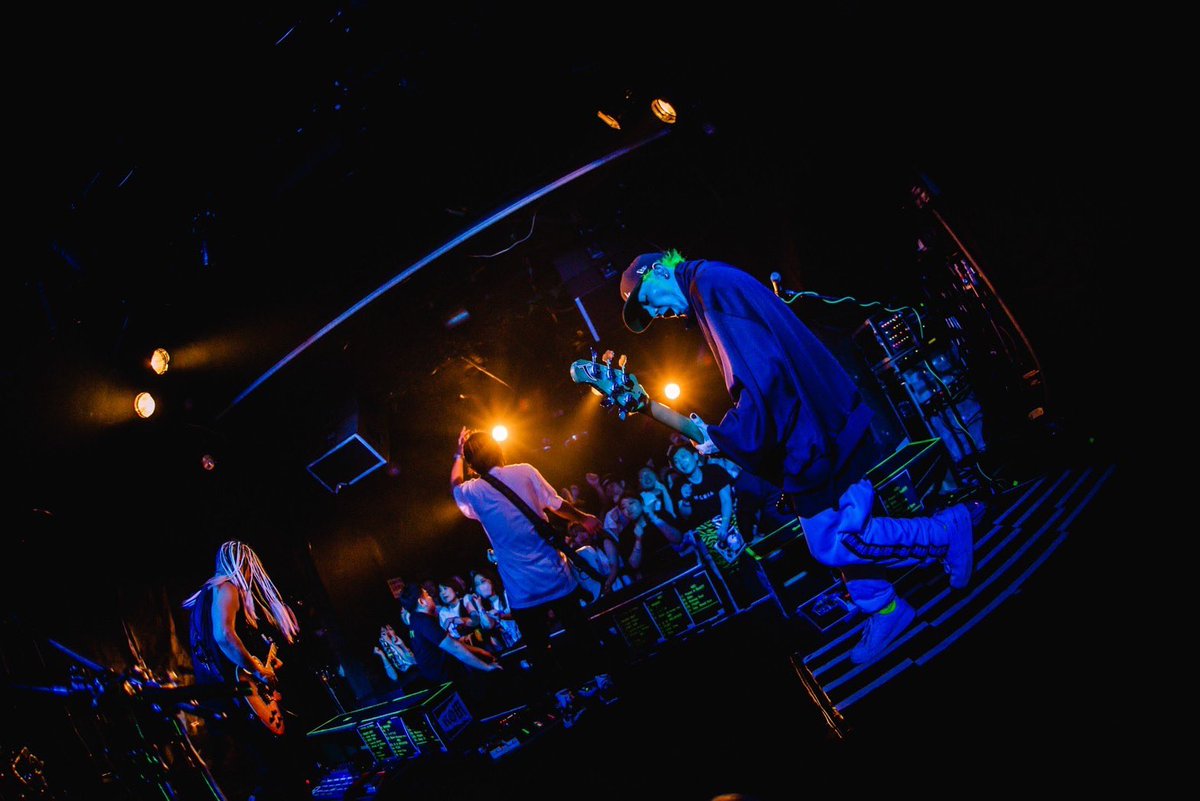 ata0222kom's tweet image. ブルーライトに反応する蛍光色🧑🏻‍🎤

#マイクケーブル
#BASSのネックに巻いてるやつ
#セトリの文字
#お立ち台のガイド線
#靴下
#襟足
#つまりほぼオレ周り
#裏ファイナル回顧録
#KOM10

📸@msmrk_0516