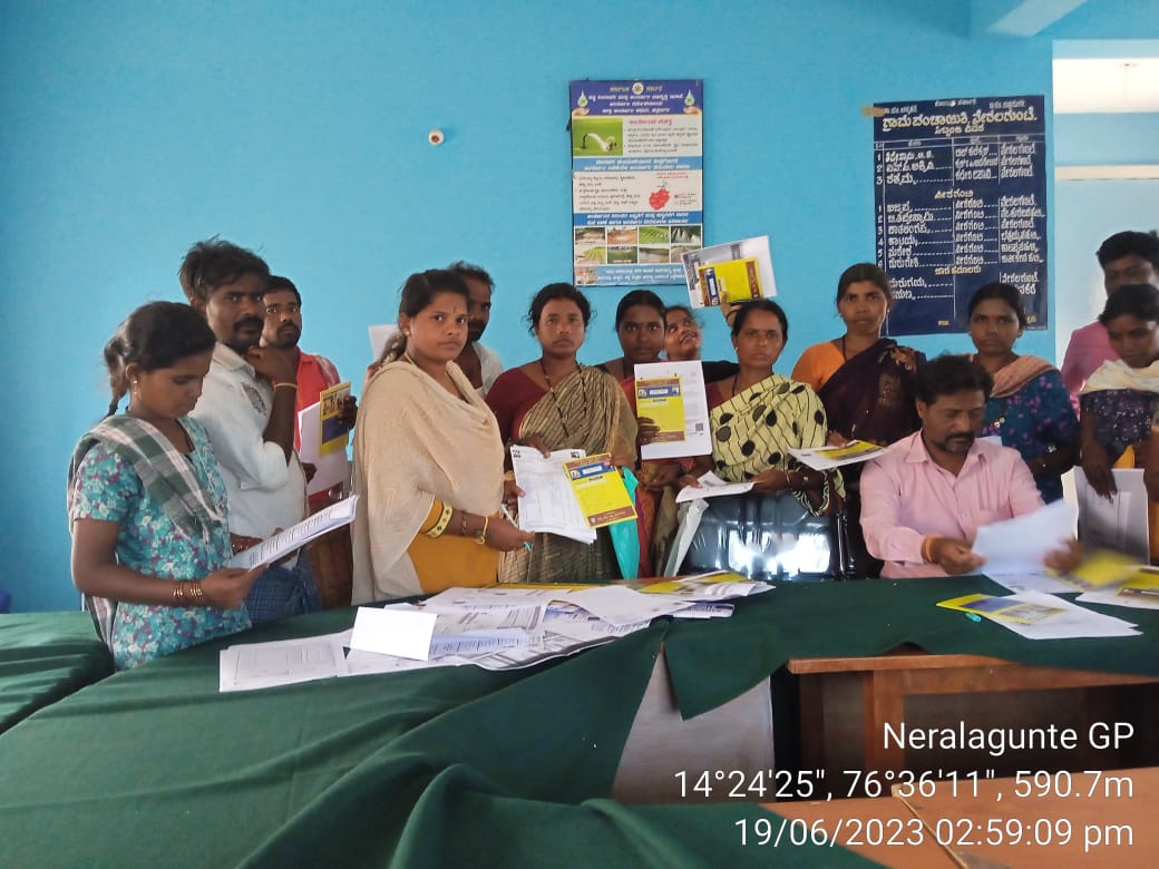challakeretp's tweet photo. ನರೇಗಾದಡಿ‌ ಕೆಲಸಕ್ಕಾಗಿ‌ ಗ್ರಾಮಪಂಚಾಯಿತಿ ಕಛೇರಿಯಲ್ಲಿ ಅರ್ಜಿ ಸಲ್ಲಿಸುತ್ತಿರುವ ಕೂಲಿಕಾರರು.
ನೇರಲಗುಂಟೆ ಗ್ರಾಮಪಂಚಾಯಿತಿ
ಚಳ್ಳಕೆರೆ ತಾಲ್ಲೂಕು
ಚಿತ್ರದುರ್ಗ ಜಿಲ್ಲೆ.
"ನರೇಗಾದಡಿ ನಿಮ್ಮೂರಲ್ಲೇ ಕಲಸ" https://t.co/RcoUb735nE