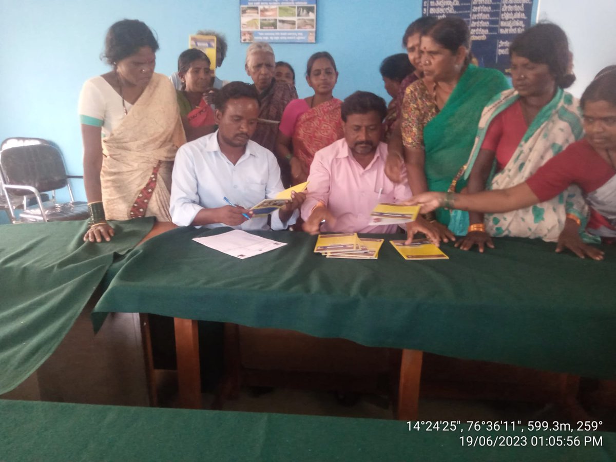 challakeretp's tweet photo. ನರೇಗಾದಡಿ‌ ಕೆಲಸಕ್ಕಾಗಿ‌ ಗ್ರಾಮಪಂಚಾಯಿತಿ ಕಛೇರಿಯಲ್ಲಿ ಅರ್ಜಿ ಸಲ್ಲಿಸುತ್ತಿರುವ ಕೂಲಿಕಾರರು.
ನೇರಲಗುಂಟೆ ಗ್ರಾಮಪಂಚಾಯಿತಿ
ಚಳ್ಳಕೆರೆ ತಾಲ್ಲೂಕು
ಚಿತ್ರದುರ್ಗ ಜಿಲ್ಲೆ.
"ನರೇಗಾದಡಿ ನಿಮ್ಮೂರಲ್ಲೇ ಕಲಸ" https://t.co/RcoUb735nE