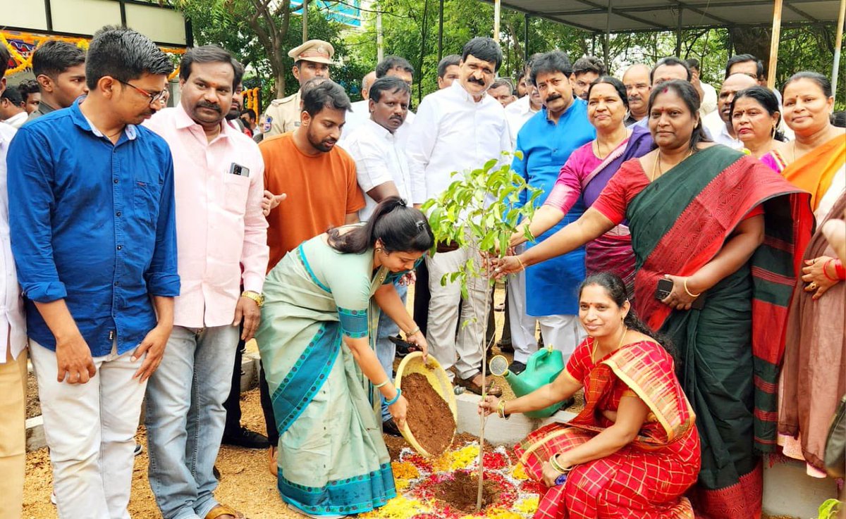 Planted saplings in Maruti Nagar Park along with Ward officer as part of #Haritotsavam.
Later participated in the inauguration of Telangana Dashabdi Park along with Hon’ble MLA Mynampally garu, colleague Corporators & officials.

#DashabdiUtasavaalu
#TelanganaTurns10

@KTRBRS