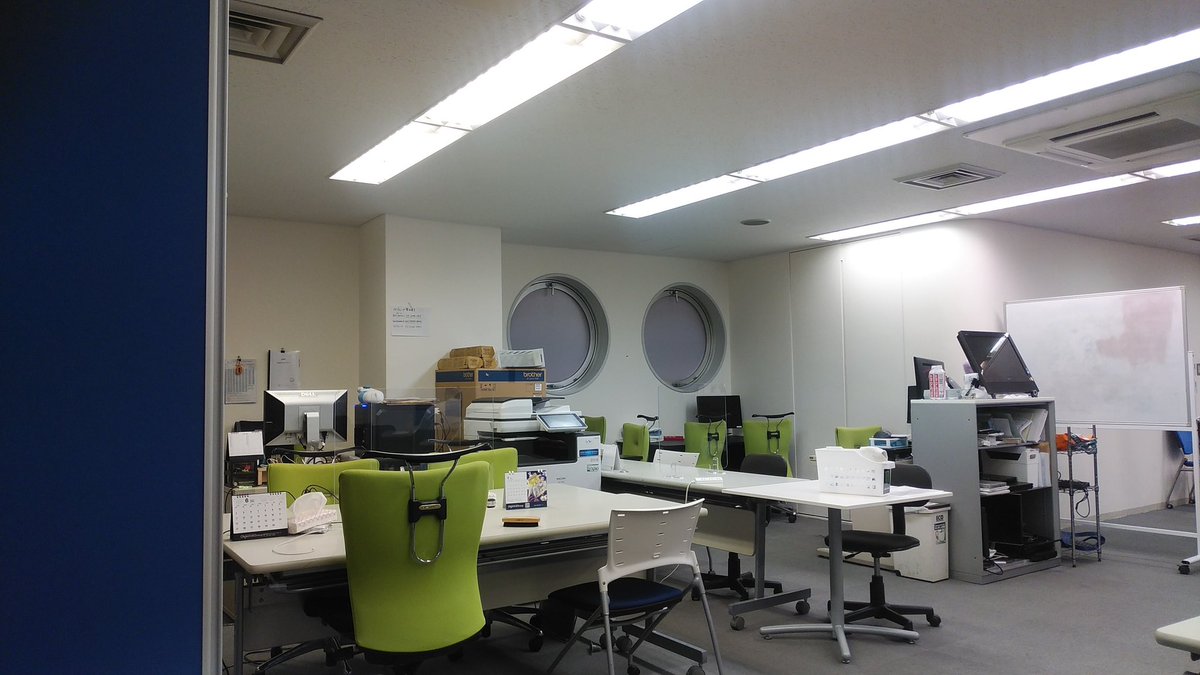 sakura_365's tweet photo. 事務所の中も、ちょっと目を離すとすぐに廃墟になるのが令和。 https://t.co/j8WmwmSvAp