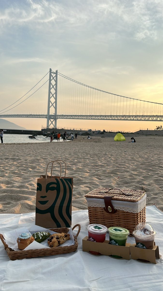 月曜日、お疲れ様でした！！☺️
7時半なのに明るいですね🔆
日が長くなったなあ夏だなあ、、
昨日の今頃🤤
昨日はこの世の誰よりもスタバをオシャレに撮った自信があります😎