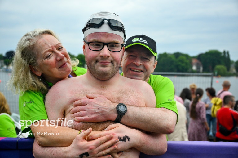 Team Ireland's Eoin O'Connell, a member of D6 Special Olympics Club from Dundrum in Dublin, with his mother and father Marie and George, after the Open Water Swim 1,500m at the World Special Olympic Games 2023 in Berlin!

📸 @Sportsfileray 

sportsfile.com/event-group/10…