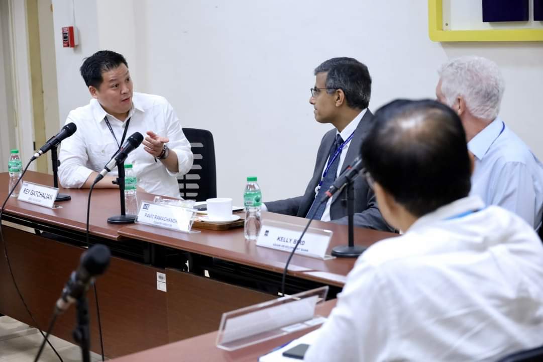 dswdserves's tweet photo. DSWD Secretary @rex_gatchalian welcomes the newly-appointed Asian Development Bank (ADB) Country Director Pavit Ramachandran and former Country Director Kelly Bird during a courtesy visit at the DSWD Central Office Monday, June 19.

 #BawatBuhayMahalagaSaDSWD❤️
#FoodStampProgram https://t.co/kuReFwt1ko
