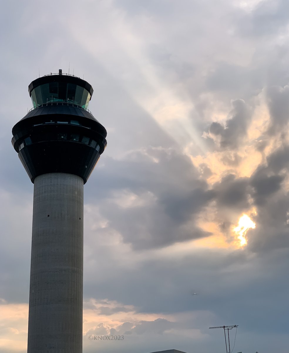 foxyknoxy99's tweet image. #Crepuscular rays at dawn #clouds #controltower