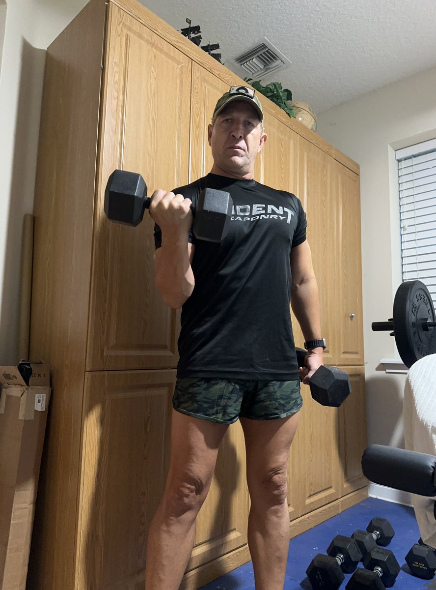 thekingaquaman's tweet photo. Monday Morning. Up at 4am. HIIT for 30 min at 4:30am. 3 mile ruck with 50lbs at 16min/mile pace and home for 30 min of weight training. Now letβs get this week started πͺπ»ππ± #thetrueaquaman #aquaman #hiitworkout #rucking #gorucktraining #weighttraining #fitover50 https://t.co/Ua78ngOjH6