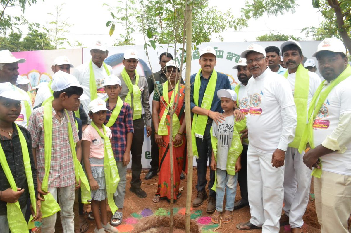 Collector_SDPT's tweet photo. Launched #harithaharam today at Marpadaga kalpakavanam with scholl children with program organised by Forest dept. @BRSHarish @IPRTelangana @TelanganaCMO https://t.co/h7qViF4vkB