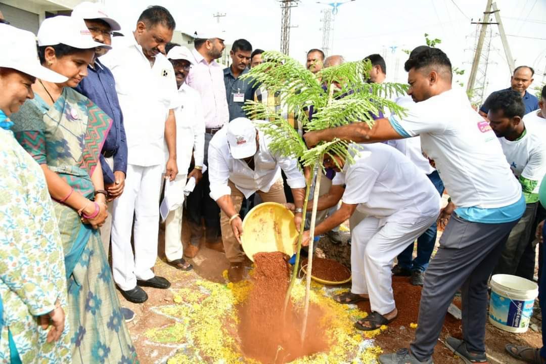 GangulaBRS's tweet image. Telanganaku Harithaharam :Growing towards Sustainability 

As a part of the decade celebrations ,Saplings were planted at 7th division Near cable bridge.
#TelanganaFormationDay 
#TelanganaTurns10 
#harithaharam