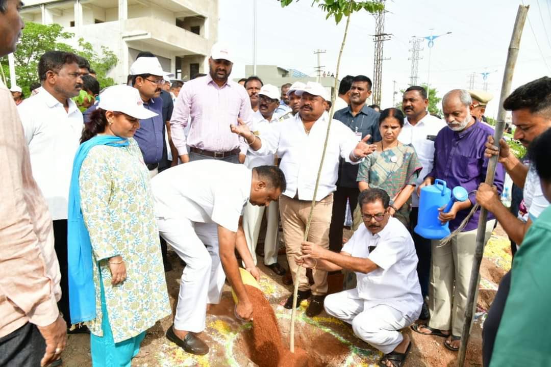 GangulaBRS's tweet image. Telanganaku Harithaharam :Growing towards Sustainability 

As a part of the decade celebrations ,Saplings were planted at 7th division Near cable bridge.
#TelanganaFormationDay 
#TelanganaTurns10 
#harithaharam