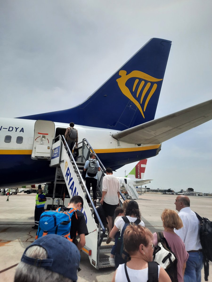 Vuelo casi lleno en este FR2270 de @Ryanair_ES con destino #SantiagodeCompostela en un lunes normal de junio ✈️ #SCQ ✈️