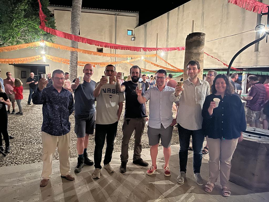 CienciaBalears's tweet photo. A l’acte, hi participà Sebastià Barceló, president de l’associació @EsNostroCel, des d’on s'ha impulsat la iniciativa, i l’alumnat dels centres participants en la creació i promoció de la proposta; @BisbeVerger, #IESMarcFerrer, @iesjoanalcover i @iesmossen.  
#rondallesalcel https://t.co/raJnstspdS