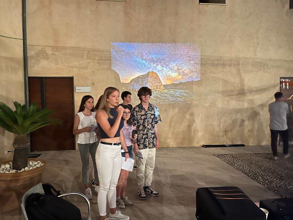 CienciaBalears's tweet photo. A l’acte, hi participà Sebastià Barceló, president de l’associació @EsNostroCel, des d’on s'ha impulsat la iniciativa, i l’alumnat dels centres participants en la creació i promoció de la proposta; @BisbeVerger, #IESMarcFerrer, @iesjoanalcover i @iesmossen.  
#rondallesalcel https://t.co/raJnstspdS