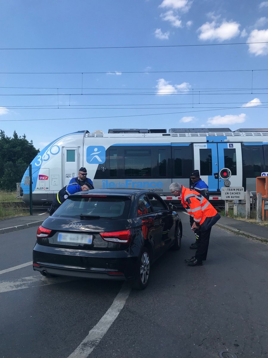 SNCFReseau's tweet photo. 🔴Les rails, c'est pour les trains🔴
À l'occasion de la 15ème Journée Internationale de Prévention Routière aux passages à niveau, nos équipes étaient mobilisées dans toute la France avec la @Gendarmerie &amp; la @PoliceNationale pour des actions de prévention aux passages à niveau🚦 https://t.co/Tji9192WQc