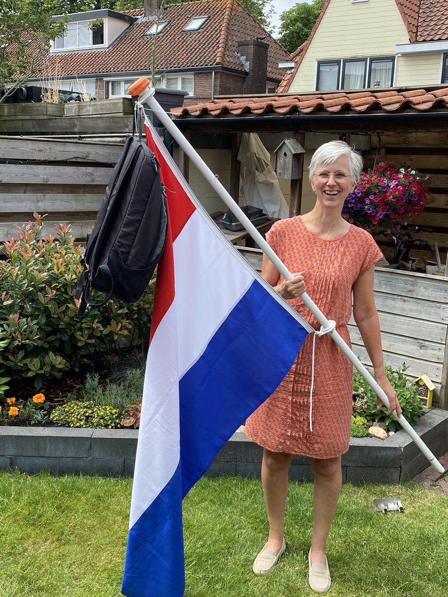 paulvissch's tweet image. Ongelofelijk #trots op mijn lief: vanmorgen is ze #geslaagd en is nu Leerkracht Basisonderwijs. Wat een topprestatie en wat een doorzetter!