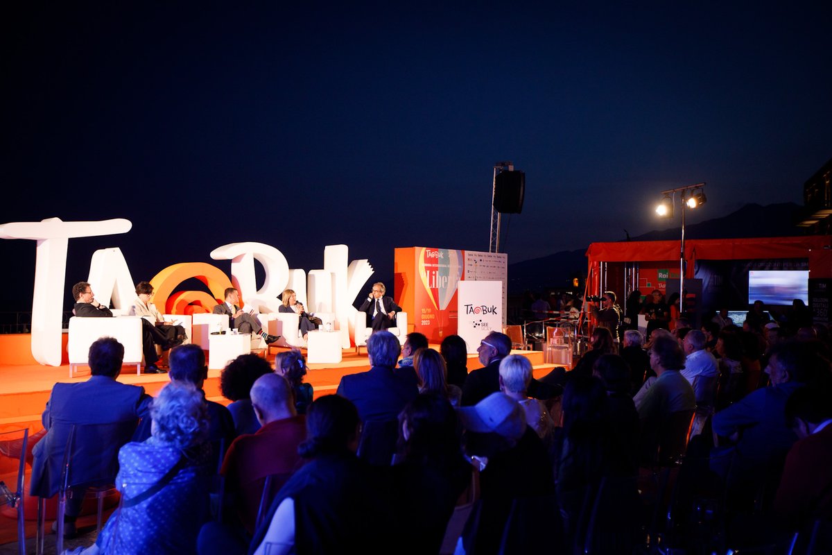 Piazza IX Aprile ha ospitato uno stimolante appuntamento a cura del <a href="/CNRsocial_/">CNR Consiglio Nazionale delle Ricerche</a>  in collaborazione con <a href="/TIM_Official/">TIM Official</a>, Main Partner di Taobuk. <a href="/MC_Carro/">MariaChiara Carrozza</a>, Elio Schiavo, <a href="/SuminiValentina/">valentina</a> e Francesco Priolo hanno affrontato i temi delle città del futuro.