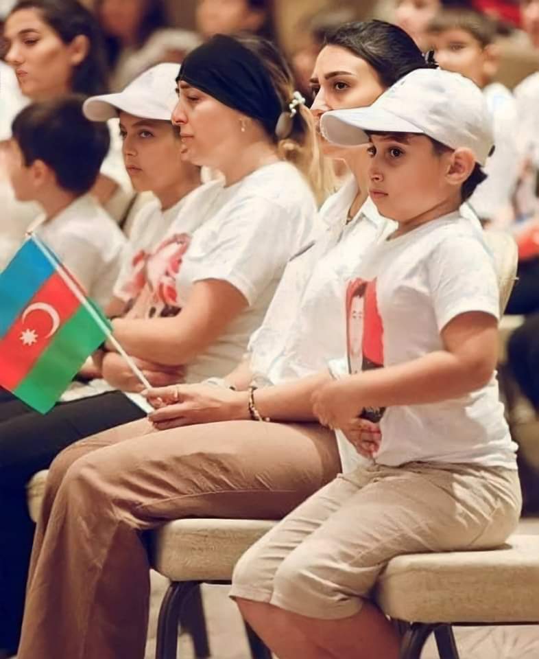 Tişörtünde yer alan babasının fotoğrafı kırışmasın diye program boyunca dimdik oturan şehit çocuğu… Sen hep böyle dik dur yiğidim. Baban ile ne kadar gurur duysan azdır...