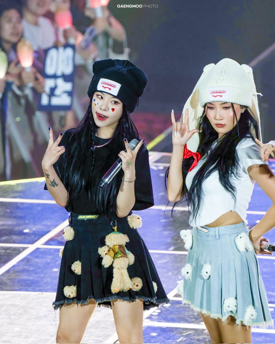 wheesahourly's tweet photo. Wheein to Hyejin: I love you so much, Hyejin, my only friend who can laugh and play around with me like I did when I was a kid! https://t.co/8WaS3JB6uo