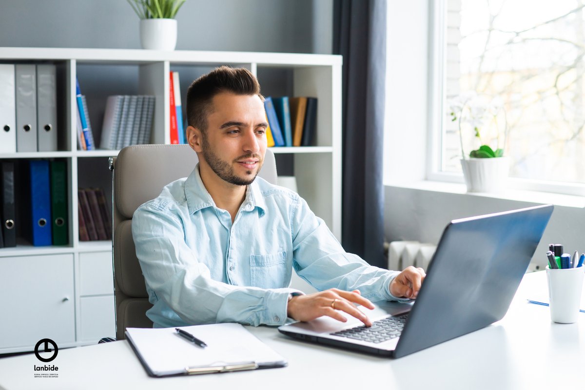 🔎 ¡Haz visible tu currículum para que las empresas puedan preseleccionar tu CV para sus ofertas en Lanbide! 📄

Te explicamos cómo👇

▪️ Accede a #MiLanbidenet ➡️ Mi curriculum

▪️ Pulsa en "Publicitar CV"
 
▪️ Autoriza pinchando en "Consiento"

👉 ow.ly/hs6s50N4IcI