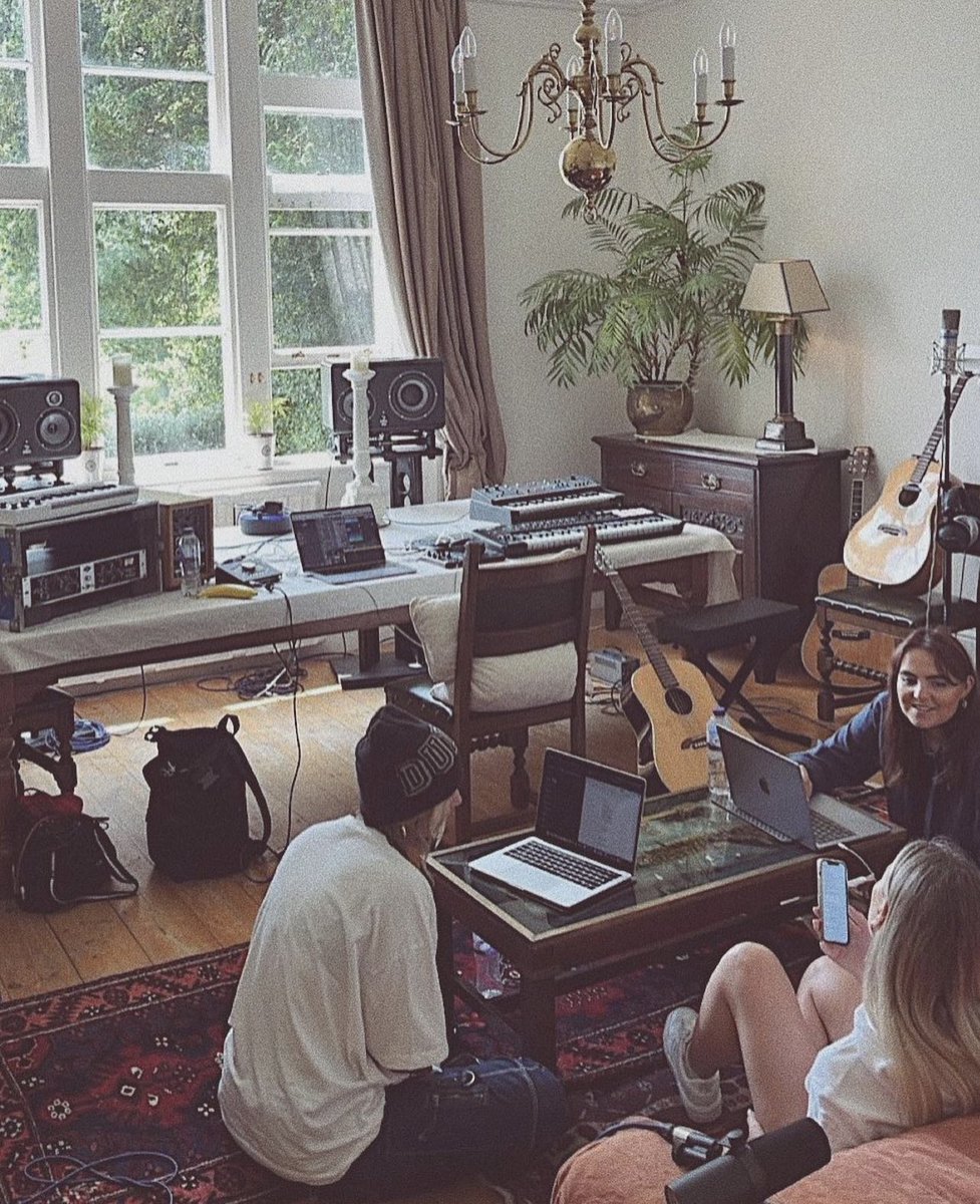 🎶 | perrie at the writing camp last week with sophia brenan and gracey!

— perrie has a song registered on ascap with sophia and has been in the studio multiple times with gracey