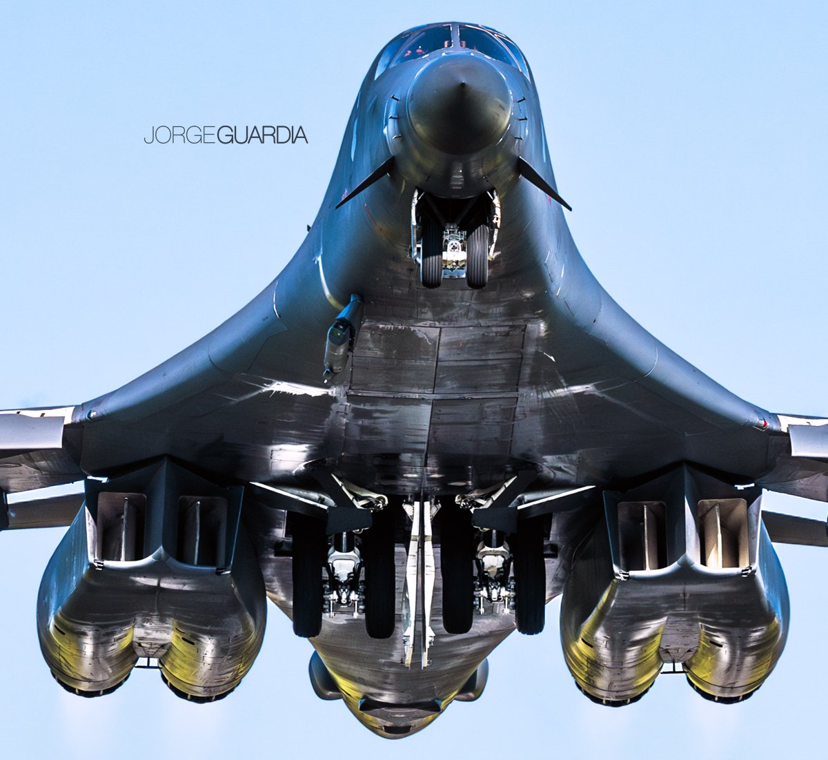 Mientras hacía esta foto, mi cabeza era una mezcla de adrenalina, nervios, y a la vez ojos medio cerrados y miedo a que esos 4 afterburners a baja altura me reventasen.

B-1 Lancer. Locura 🌶️
#B1 #B1Lancer #Bone #fairford #AirDefender2023 #USAF #usairforce #bomber #AirDefender23