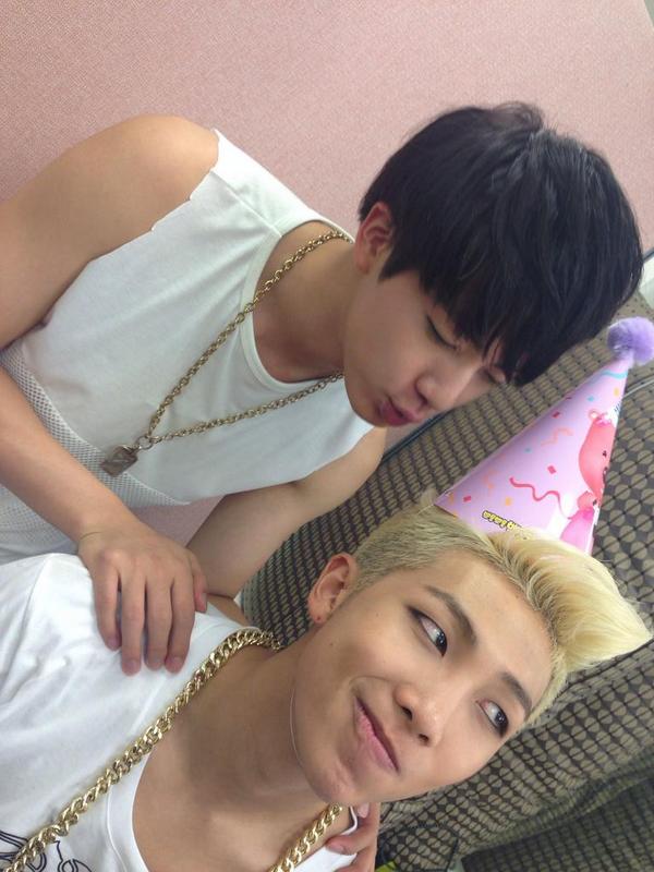 koremoonrj's tweet photo. i want them to take more goofy selcas https://t.co/Cyrvu42k6x
