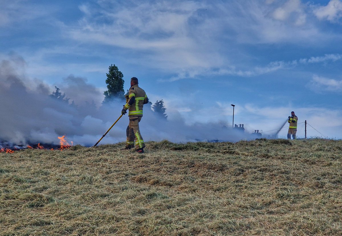 Some amazing photos from a grass fire we attended alongside <a href="/WYFRS/">West Yorkshire Fire and Rescue Service</a> in Barnsley on Friday.

Well done to all our crews who attended for containing the fire.

Do you know someone starting fires in your area? Contact Firestoppers on 0800 169 5558.

Photo credit: Paul Atkin