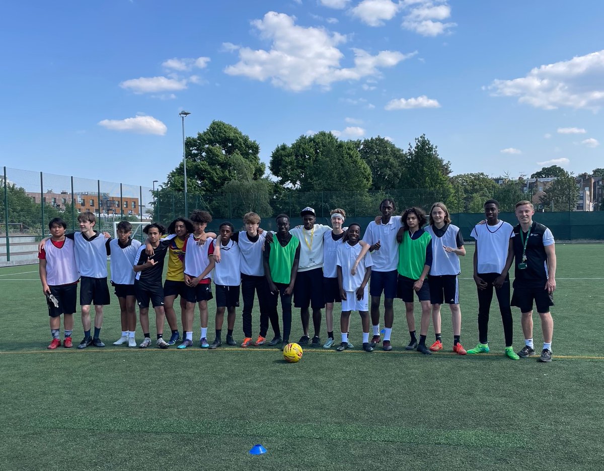 Our Y9 boys football team were lucky to be visited by #DGAlumni #JeremyNgakia on Friday. Jeremy plays for @WatfordFC and was kind enough to do a Q&A, warm-up drills and stayed to watch the team play a match. Thank you so much Jeremy💚#ExploreDreamDiscover tinyurl.com/5f26h8r4