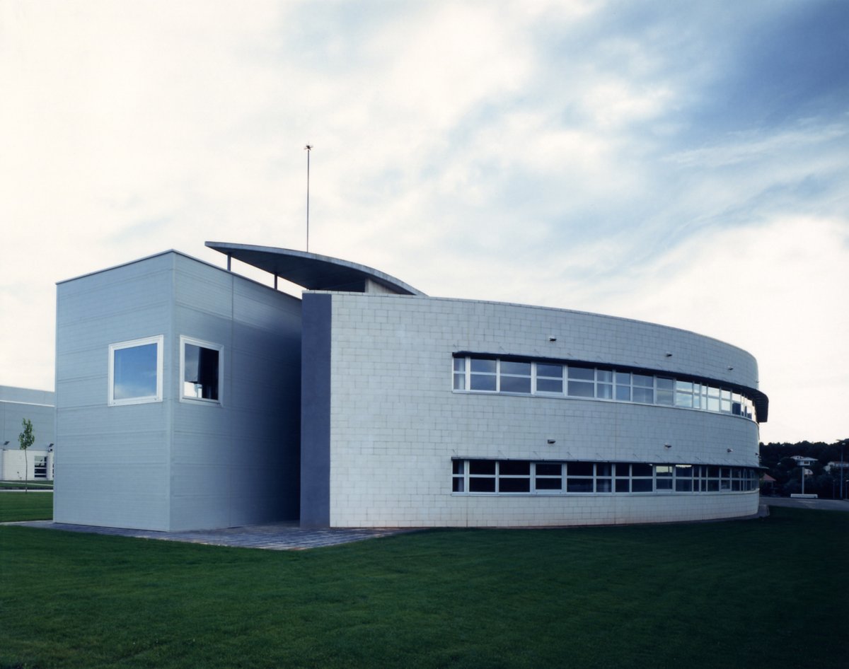 FIArchitects's tweet photo. Hoy se cumple 30 años se uno de los primeros proyectos emblemáticos de @FIArchitects , el conjunto empresarial para @Hitachicool_ES

#BlueArchitecture #GreenArchitecture https://t.co/xsbGLNDPHr