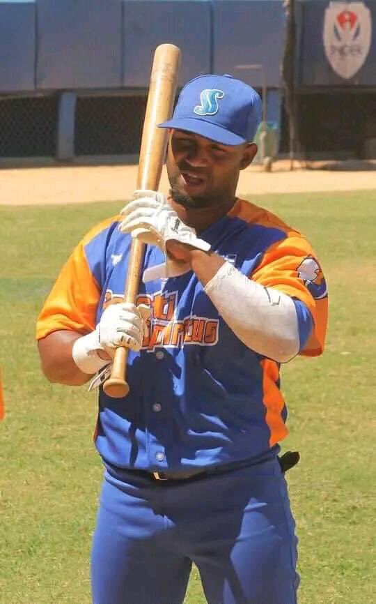 Los peloteros Lázaro Viciedo y Alexis Miguel Varona, integrantes del equipo de los Gallos del yayabo en la presente Serie Nacional, solicitaron la baja del conjunto, el cual se encuentra a las puertas de lograr la clasificación a la fase de cuartos de finales.