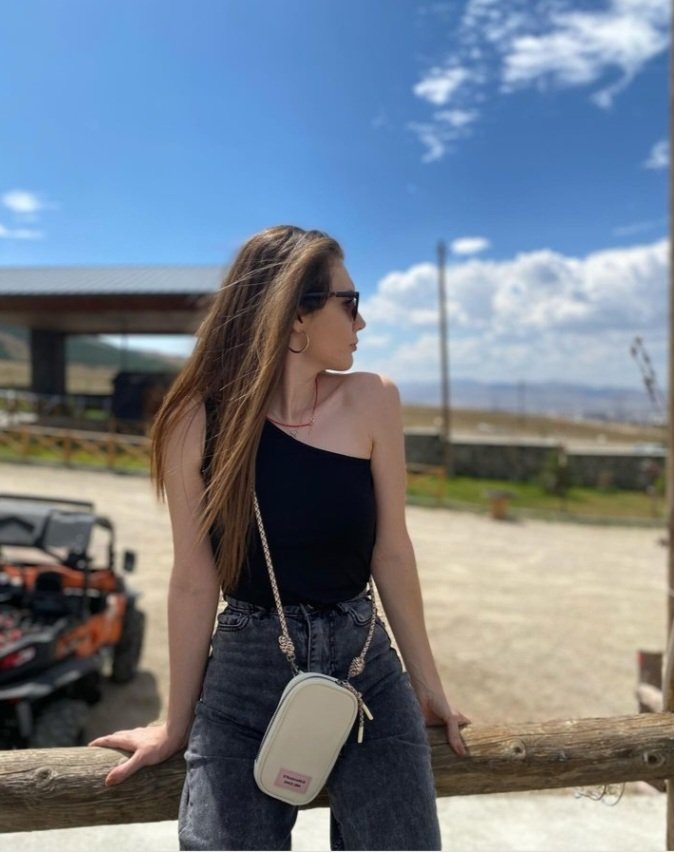 Yarın öleceğimizi bilsek, tüm kırgınlıkları unuturuz; ama biz sonsuza kadar yaşayacakmış gibi kırıcı ve gururluyuz.

#Erzurum #çıflik #kesfet