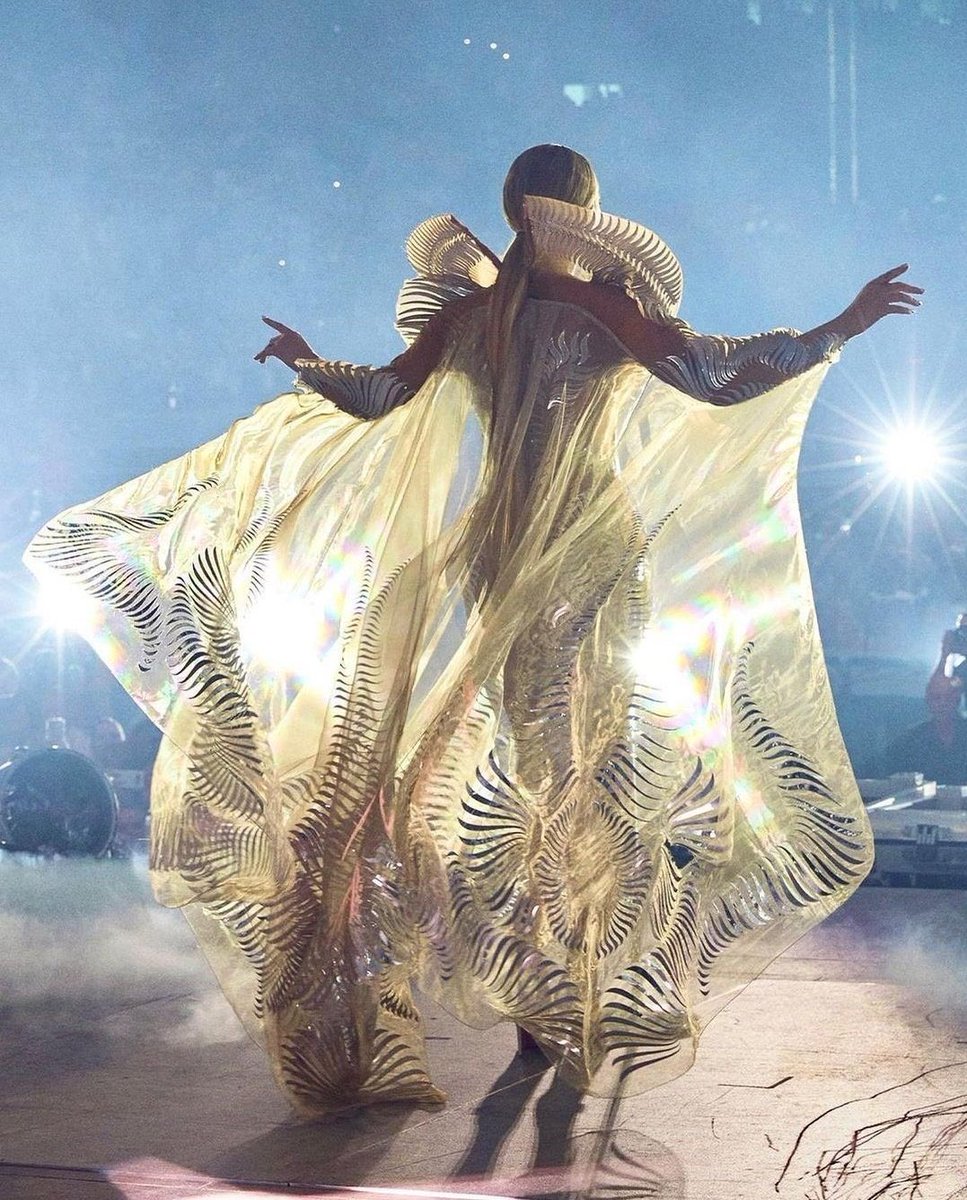 Beyoncé, Amsterdam’daki şovunda Iris Van Herpen tasarımı elbisesiyle sahne aldı.