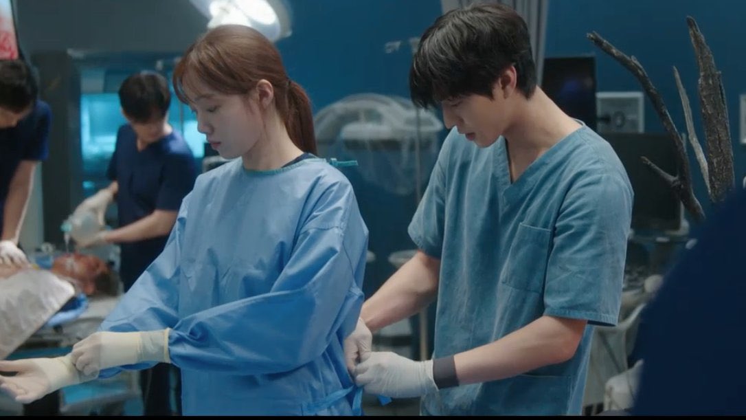 GUYS I KNOW THEY’RE IN THE MIDDLE OF AN EMERGENCY BUT IT’S REALLY GIVING ME BUTTERFLIES HE’S SUCH A BOYFRIEND IDC IDC #DrRomantic3Ep16