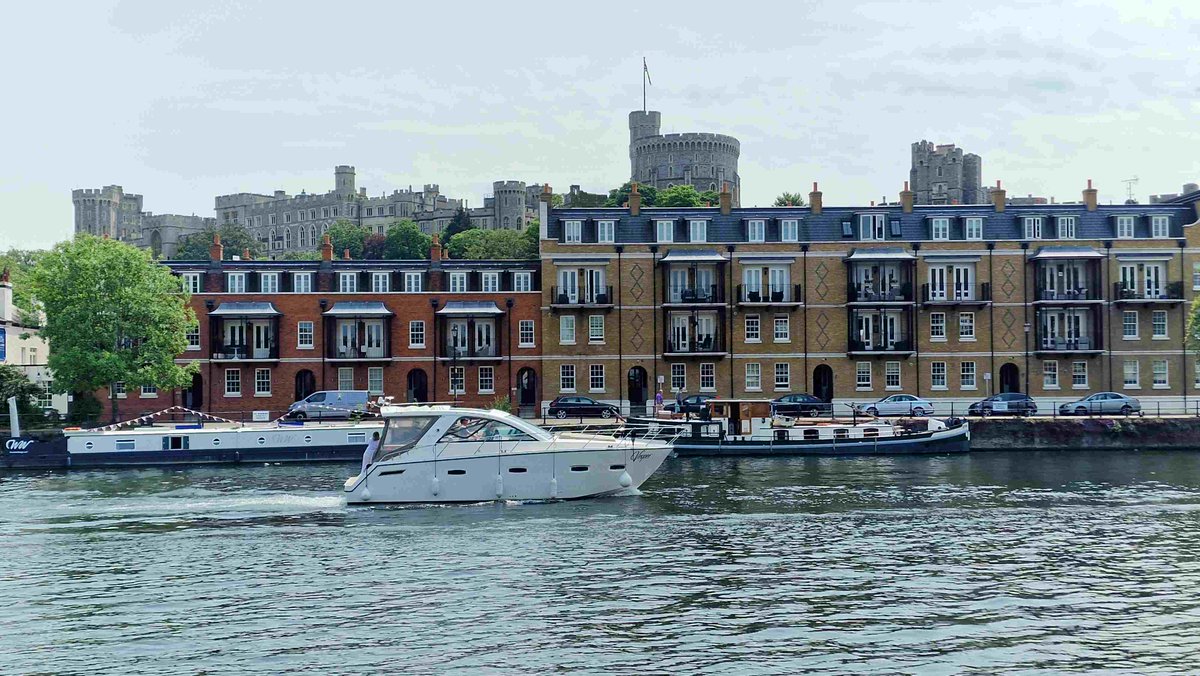 @FrenchBrosBoats @kriscruisers More passing #boating  #Thames #Windsor #WindsorCastle