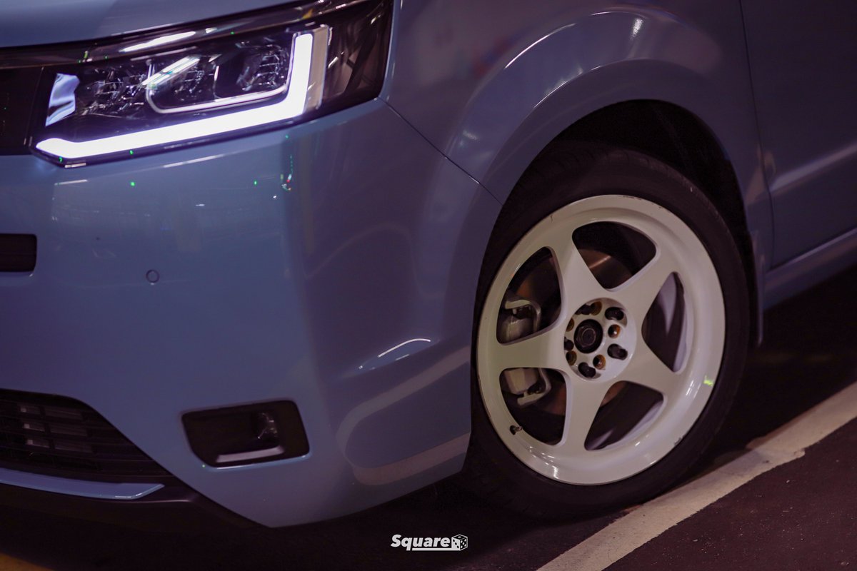 ステップワゴン、まずオシャレは足元からって事で18インチ入れました