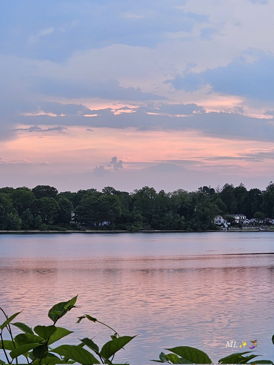 pink greetings from the lake 🌤🌊💫🧜🏽‍♀️ #HappySaturday