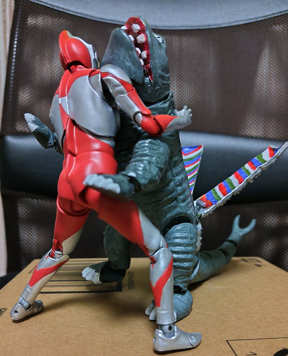 _VhowohS_'s tweet photo. ウルトラマンに頭を押し付けられるシーンの再現用に、もっと首の角度をつけられるようにしたほうがよかったかもしれない https://t.co/NdvSUQvfn3