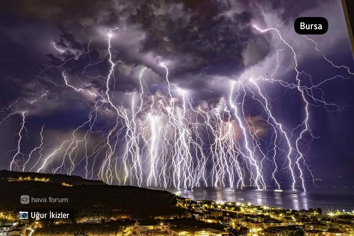 Dün gece Bursa, Mudanya'da uzun pozlama ile çekilen şimşek ve yıldırım fotoğrafı... ⚡️👀  #bursa #mudanya