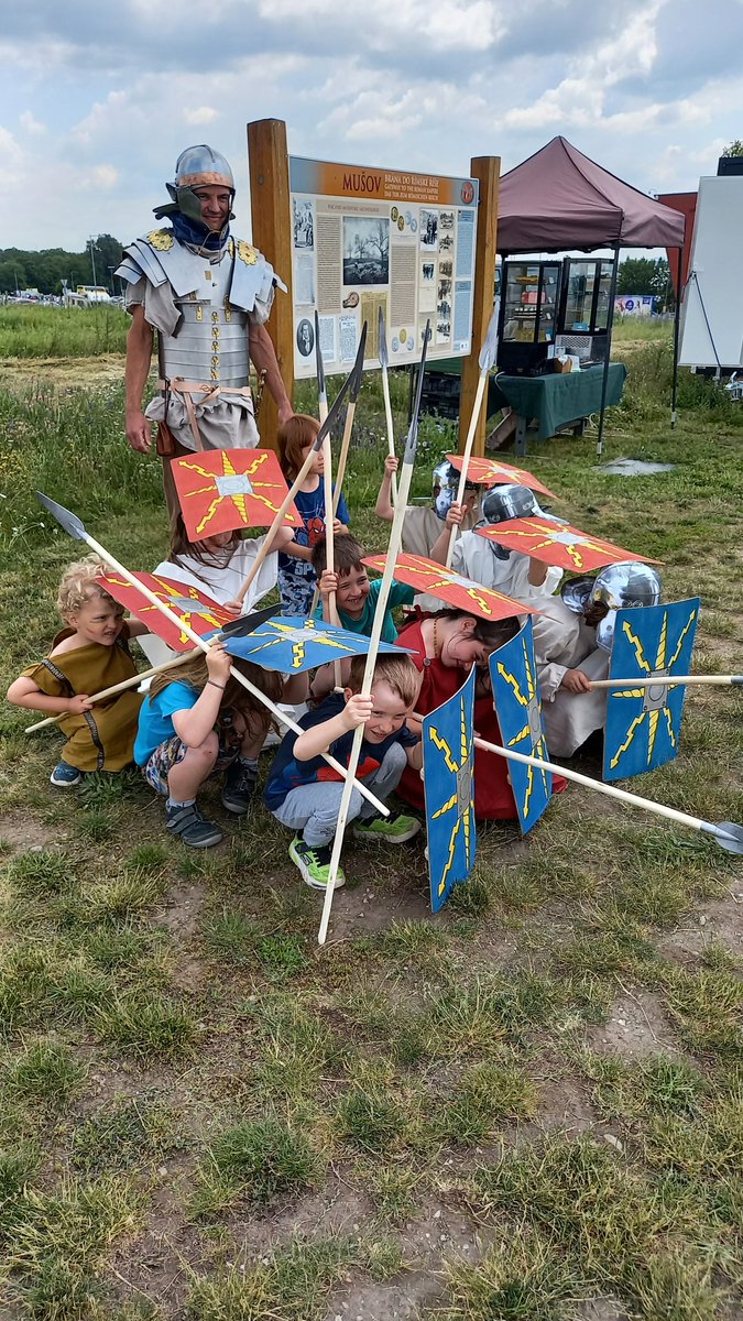 rimske's tweet photo. 🐢🗡Takové malé TESTUDO teď u nás předvádějí noví rekruti na dětském dnu s Římany. 
#archeologie #romans #livinghistory #historie https://t.co/D1pXds1ARy