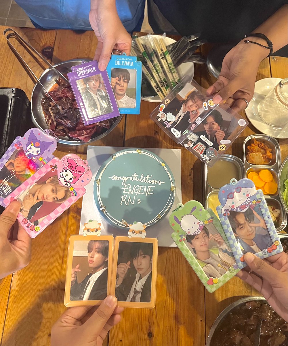 iammsiah's tweet photo. Thank youuuu so much @chimelleshop ❤️ ngayon lang kami nakapag unbox kay busy sa review huhu RN NA KAMI GUYS! as a jaywon biased im so happy wd our pulls 😭❤️ pulled Jay, Jungwon, Sunghoon and Ni-ki yung isa di pa na open hehe #ChimelleProofs https://t.co/roFBtUD7Ob