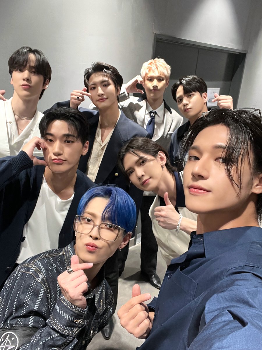 ATEEZofficial's tweet photo. [📷] 'K-909' Behind Photo 
⠀
티니들에게 보여주는 첫 BOUNCY에
더 멋있고 파워풀한 무대 완성😝
청량미까지 보여주는 매력 부자 티즈들💘
⠀
#K909 #ATEEZ #에이티즈 https://t.co/cd8S9NJnpc