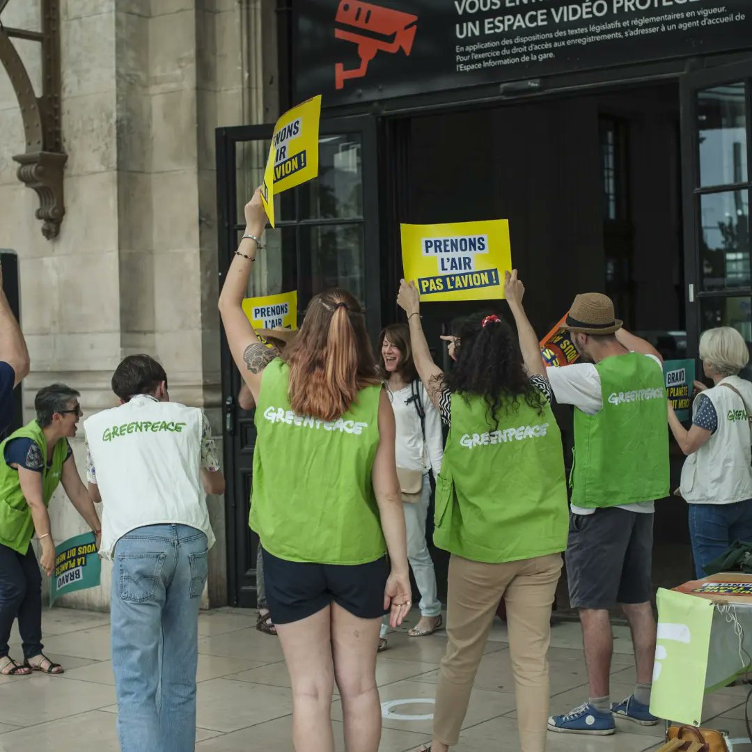 GreenpeaceBdx's tweet photo. 👏 Nous avons accueilli et remercié des voyageurs et voyageuses à la gare de Bordeaux Saint Jean, qui ont choisi de prendre le train plutôt que l’avion pour partir ce week-end ! Et ce n’est pas rien : l’avion pollue 100 fois plus que le TGV !

#voyage #slowtravel #tourisme https://t.co/PsBdFKFgRO