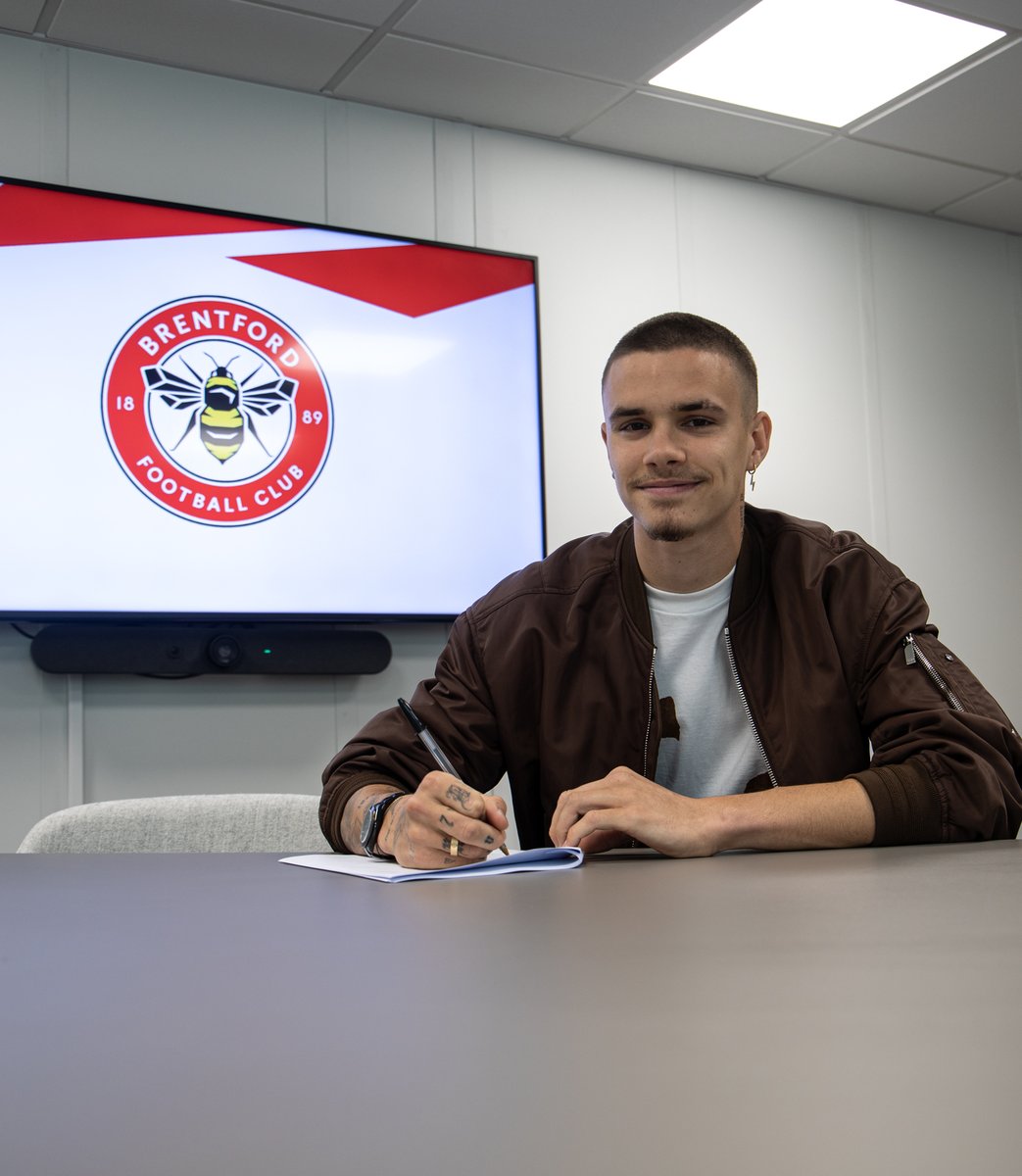 Romeo Beckham 🤝 #BrentfordB