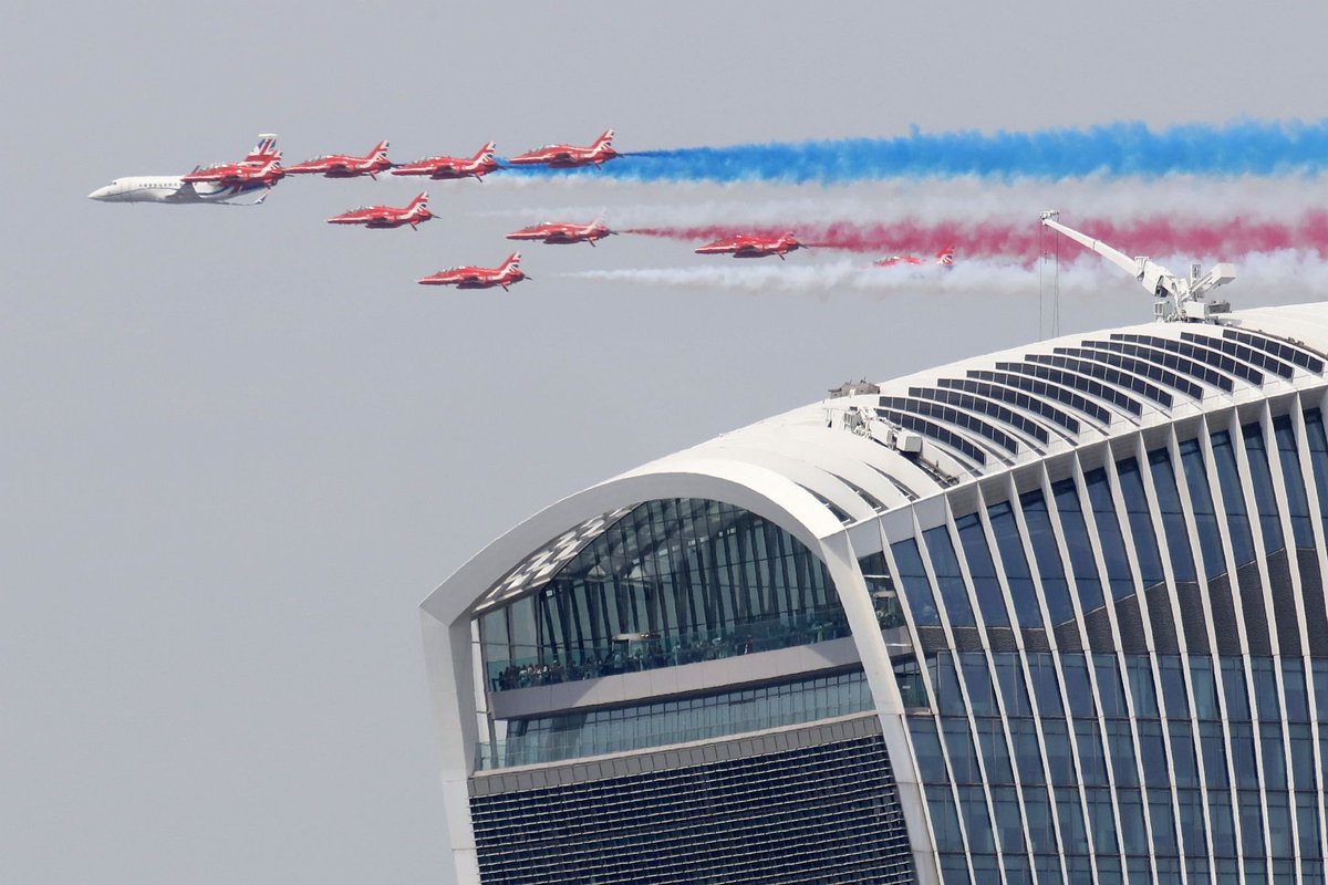 A @RoyalAirForce Envoy leads the @rafredarrows flying over the crowded @SG_SkyGarden balcony in @cityoflondon, concluding the 2023 Trooping the Colour flypast. Taken from #Bermondsey, Sky Garden 1 mile away, aircraft 2 miles. @RoyalFamily #TroopingTheColour #Ceremonial #RedArrows