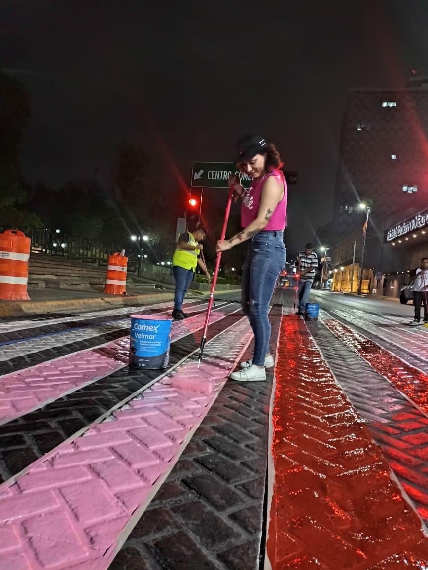 AleGon_27's tweet photo. #Entérate 🛣️| Amanecen pasos peatonales multicolores en el centro de #Monterrey, previo a la marcha de la diversidad. 🏳️‍🌈

“Mientras ustedes dormían, esto estaba sucediendo, terminamos a las 6am y bien bonitas que se ven los cruces del arco de la independencia, Zaragoza y Morelos”, se lee en la cuenta de Facebook de los organizadores. 

📸 // Marcha de la Diversidad Monterrey