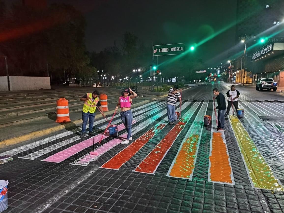 AleGon_27's tweet photo. #Entérate 🛣️| Amanecen pasos peatonales multicolores en el centro de #Monterrey, previo a la marcha de la diversidad. 🏳️‍🌈

“Mientras ustedes dormían, esto estaba sucediendo, terminamos a las 6am y bien bonitas que se ven los cruces del arco de la independencia, Zaragoza y Morelos”, se lee en la cuenta de Facebook de los organizadores. 

📸 // Marcha de la Diversidad Monterrey