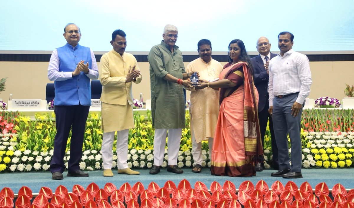 We Congratulate #Namakkal district of #TamilNadu for securing the second prize in the #BestDistrict category at the 4th #NationalWaterAwards!

Their commendable efforts include cleaning and protecting drains, channels, and streambeds with a more than length of 1300 km. 

#NWA