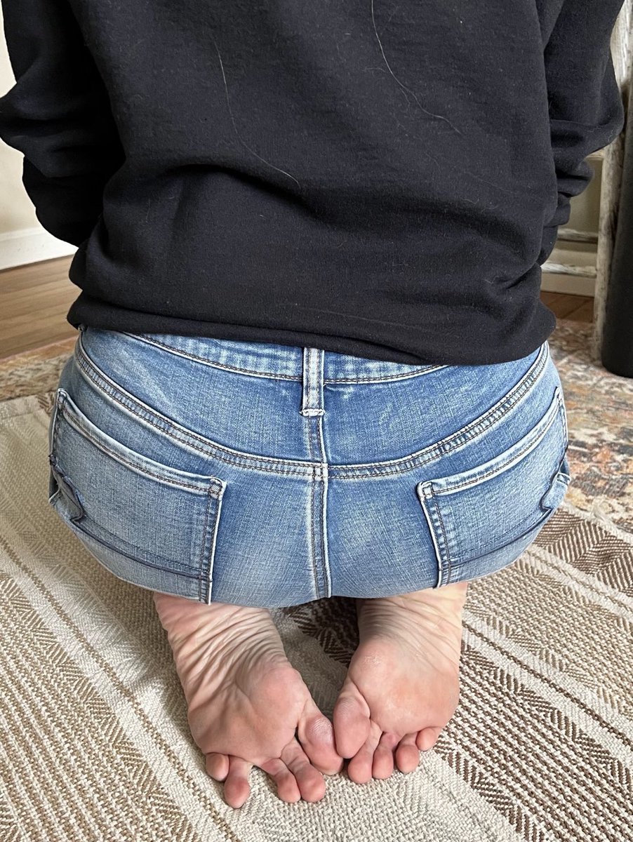 funkyfeetgurl's tweet photo. 👣🍑👱🏻♀️ I’m so happy that it’s finally the weekend.
##bottomsoffeet #longtoes #pinkfootsoles #softfootsoles #footwrinkles #bootyfeet #barefootinjeans #onlyfansfeet https://t.co/euETdaWcwj